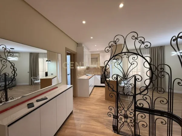 Tirane, jepet me qera apartament 1+1 Kati 1, 70 m² 800 € (parlamenti prane pazari i ri)