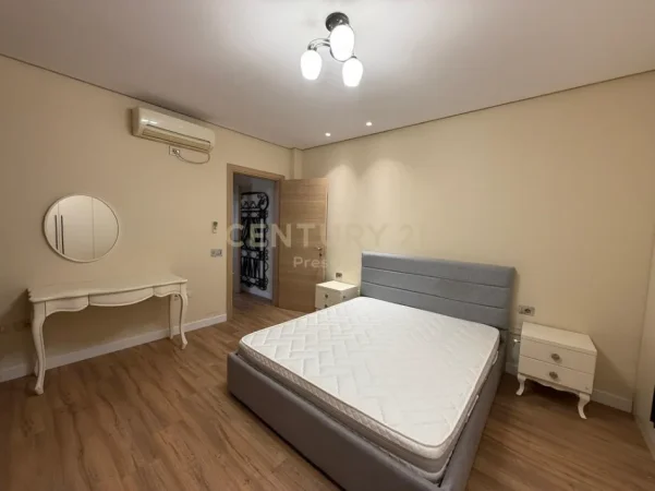 Tirane, jepet me qera apartament 1+1 Kati 1, 70 m² 800 € (parlamenti prane pazari i ri)