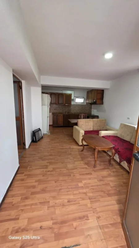 Tirane, jepet me qera apartament 1+1 Kati 1, 70 m² 200 € (Maji)