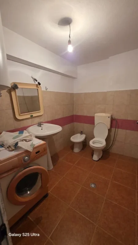 Tirane, jepet me qera apartament 1+1 Kati 1, 70 m² 200 € (Maji)