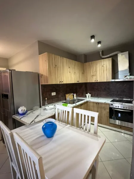 Tirane, jepet me qera apartament 3+1 , 100 m² 630 € (Kopshti Botanik)