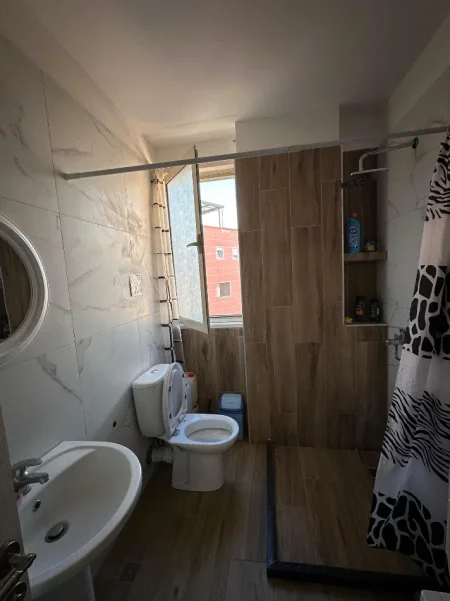 Tirane, jepet me qera apartament 3+1 , 100 m² 630 € (Kopshti Botanik)