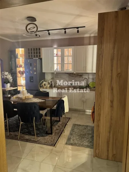 Tirane, jepet me qera apartament 2+1 Kati 1, 167 m² 170.000 € (Shitet Vile Nje Kateshe Te Blloku Vasil Shanto)