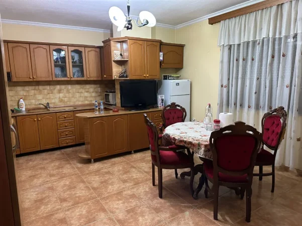 Tirane, shes 3+1+Aneks+Ballkon Kati 2, 96 m² 365.000 € (njesia Nr: 5, Pas Kinema Agimit, te Pallatet Agimi te Blloku)