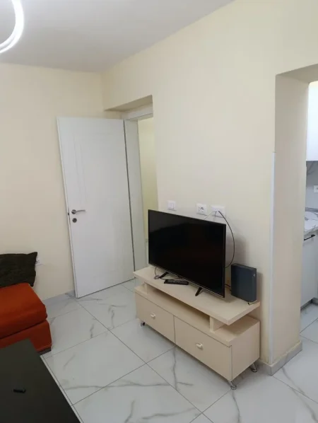 Tirane, jepet me qera apartament 1+1 Kati 3, 60 m² 400 € (Shkolla E Bashkuar)