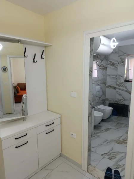 Tirane, jepet me qera apartament 1+1 Kati 3, 60 m² 400 € (Shkolla E Bashkuar)