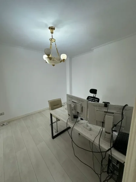 Tirane, jepet me qera zyre , 110 m² 1.000 € (Bllok)