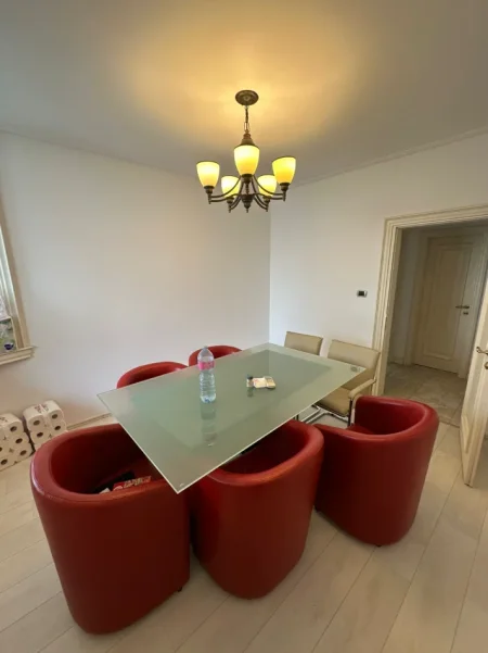 Tirane, jepet me qera zyre , 110 m² 1.000 € (Bllok)