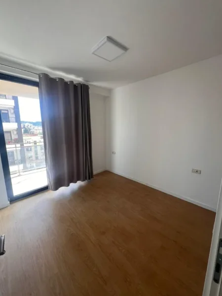 Tirane, jepet me qera zyre Kati 4, 70 m² 650 € (Golden Tower, Mine Peza)