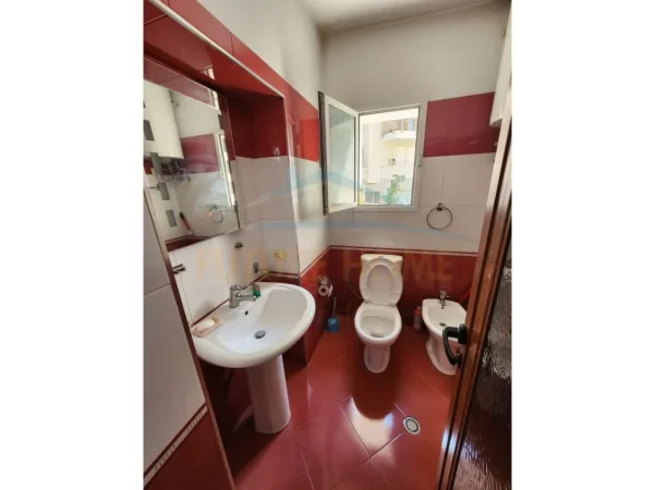 Tirane, jepet me qera apartament 2+1+Ballkon Kati 3, 80 m² 590 € (Rruga e Elbasanit)