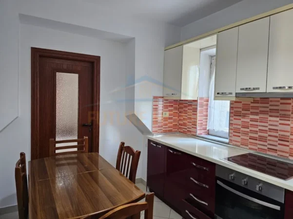 Tirane, jepet me qera apartament 2+1+Ballkon Kati 3, 80 m² 590 € (Rruga e Elbasanit)