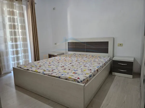 Tirane, jepet me qera apartament 2+1+Ballkon Kati 3, 80 m² 590 € (Rruga e Elbasanit)