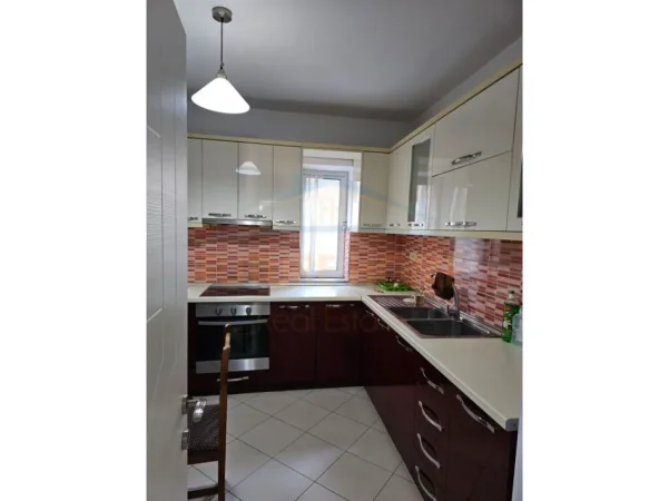 Tirane, jepet me qera apartament 2+1+Ballkon Kati 3, 80 m² 590 € (Rruga e Elbasanit)