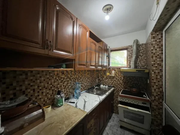 Tirane, jepet me qera apartament 1+1+Ballkon Kati 3, 54 m² 470 € (Rruga e Elbasanit)