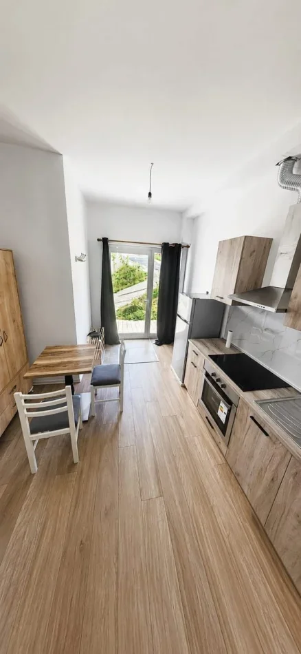 Tirane, jepet me qera apartament 1+1 Kati 1, 30 m² 300 € (Ali Demi)