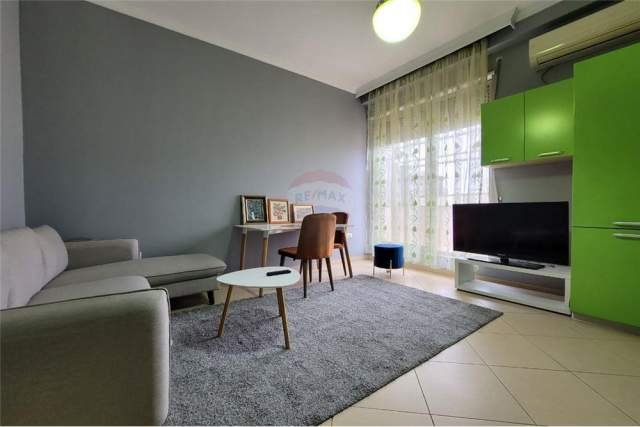 Tirane, jepet me qera apartament 1+1 Kati 7, 62 m² 520 Euro (garda bllok)