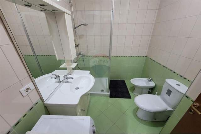 Tirane, jepet me qera apartament 1+1 Kati 7, 62 m² 520 Euro (garda bllok)