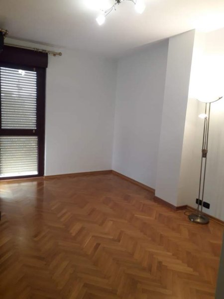 Tirane, jepet me qera ambjent biznesi Kati 10, 153 m² 1.700 Euro (9 Kateshet)