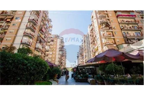 Tirane, shes dyqan Kati 0, 125 m² 600.000 Euro (Don Bosko)