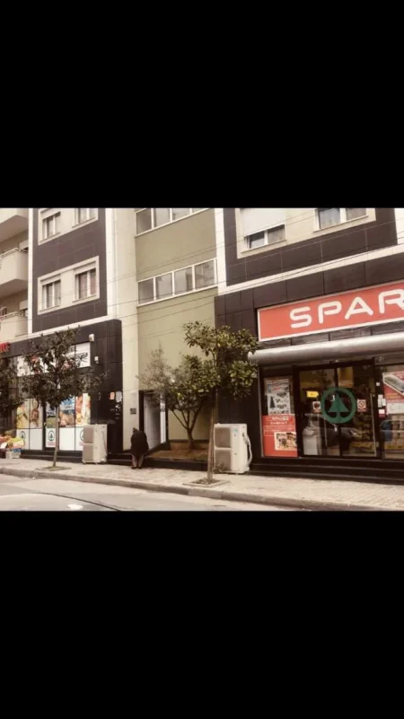 Tirane, shitet dyqan Kati 0, 472 m² 1.1000.000 Euro (i dhene me qera supermarket SPAR)