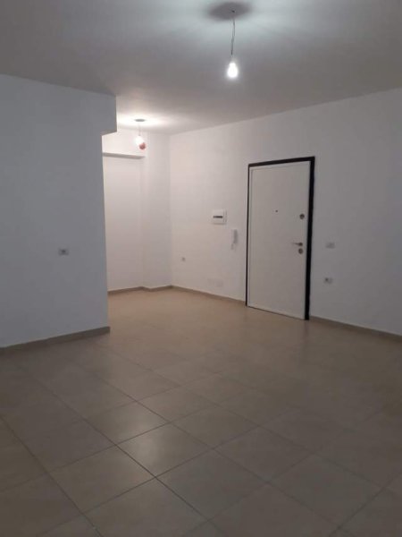 Tirane, shes garsonier 1+1 Kati 1, 55 m² 55.000 Euro (Rruga Siri Kodra)