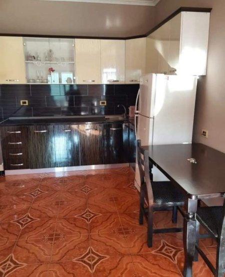 Tirane, jepet me qera apartament 2+1 350 Euro