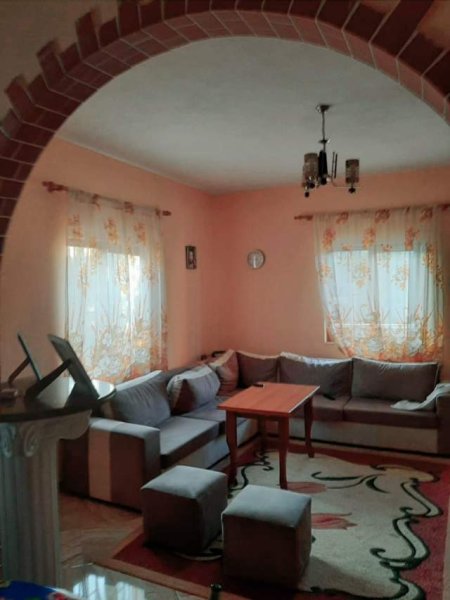 Tirane, jepet me qera Vile 4+1+A Kati 1, 300 m² 500 Euro (Autostrada Tr-Dr)