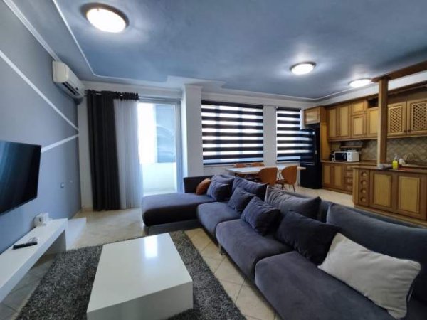 Tirane, jepet me qera apartament 3+1 800 Euro
