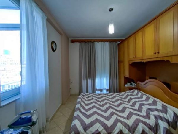 Tirane, jepet me qera apartament 3+1 800 Euro