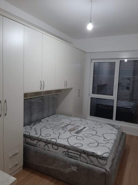 Tirane, jepet me qera apartament 1+1 450 Euro