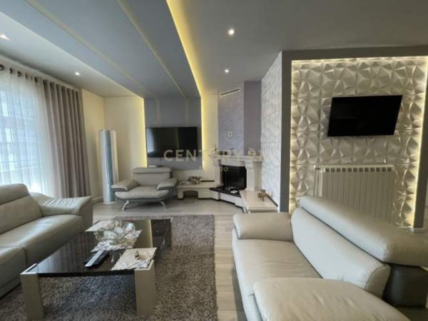 Tirane, jepet me qera apartament 3+1+A+BLK Kati 6, 190 m² 900 Euro (Yzberisht)