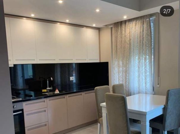 Tirane, jepet me qera apartament 1+1 350 Euro