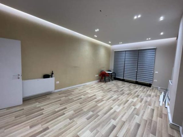 Tirane, jepet me qera zyre Kati 3, 110 m² 700 Euro (Kompleksi Square 21)