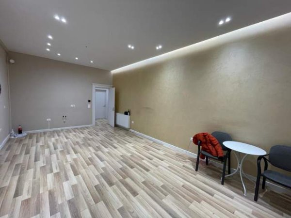 Tirane, jepet me qera zyre Kati 3, 110 m² 700 Euro (Kompleksi Square 21)