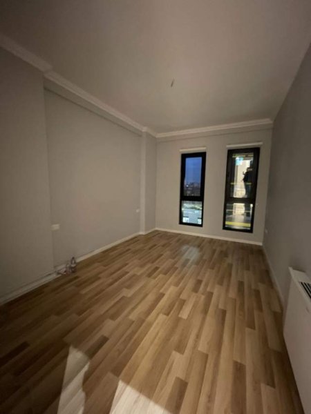 Tirane, jepet me qera zyre Kati 3, 110 m² 700 Euro (Kompleksi Square 21)