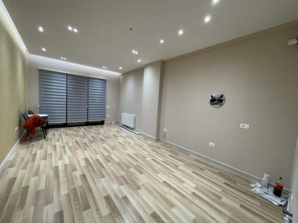 Tirane, jepet me qera zyre Kati 3, 110 m² 700 Euro (Kompleksi Square 21)