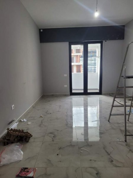 Tirane, jepet me qera zyre Kati 4, 105 m² 650 Euro (Kompleksi Square 21)