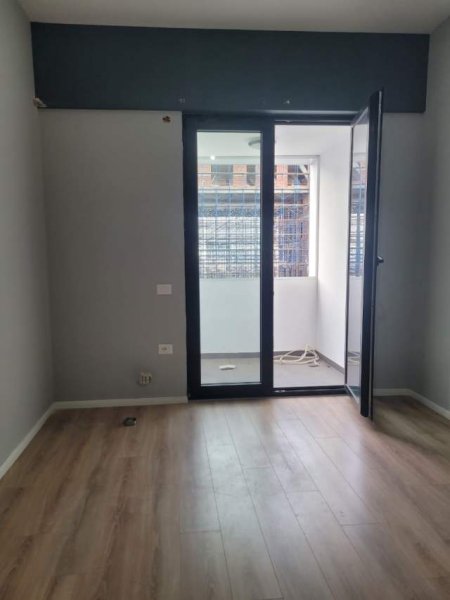 Tirane, jepet me qera zyre Kati 4, 105 m² 650 Euro (Kompleksi Square 21)