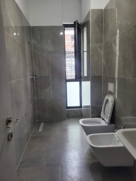 Tirane, jepet me qera zyre Kati 4, 105 m² 650 Euro (Kompleksi Square 21)