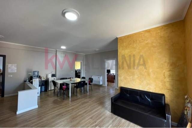 Tirane, jepet me qera apartament 3+1 Kati 3, 122 m² 1.000 Euro (Zyre per qira tek 21 dhjetori)
