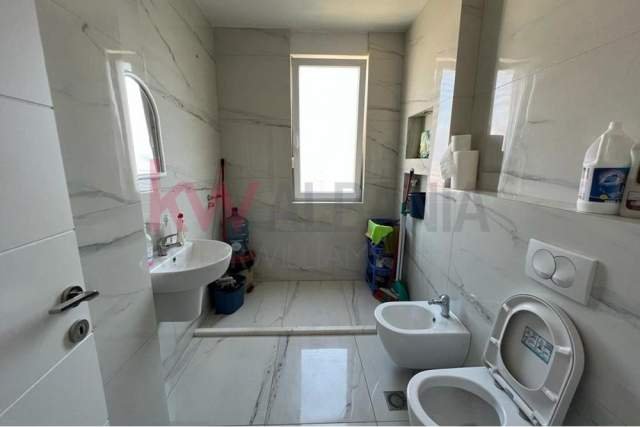 Tirane, jepet me qera apartament 3+1 Kati 3, 122 m² 1.000 Euro (Zyre per qira tek 21 dhjetori)
