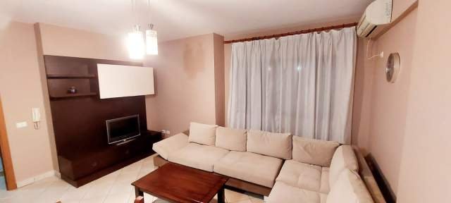 Tirane, jepet me qera 95 m² 500 Euro (21 Dhjetori)