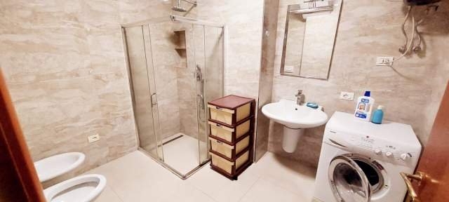 Tirane, jepet me qera 95 m² 500 Euro (21 Dhjetori)