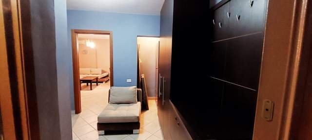 Tirane, jepet me qera 95 m² 500 Euro (21 Dhjetori)
