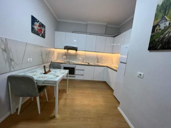 Tirane, jepet me qera apartament 1+1+BLK 82 m² 450 Euro (rruga 5 maji)