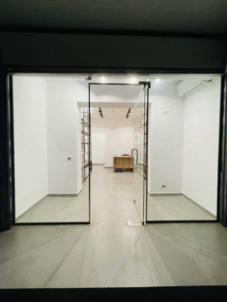 Tirane, jepet me qera Kati 1, 18 m² 550 Euro (Lord Bajroni)