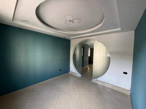 Tirane, jepet me qera dyqan Kati 0, 54 m² 600 Euro (Laprake)
