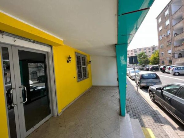 Tirane, jepet me qera dyqan Kati 0, 54 m² 600 Euro (Laprake)