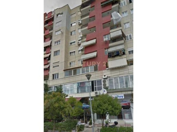 Tirane, jepet me qera ambjent biznesi Kati 2, 70 m² 400 Euro (Rruga 3 Deshmoret)