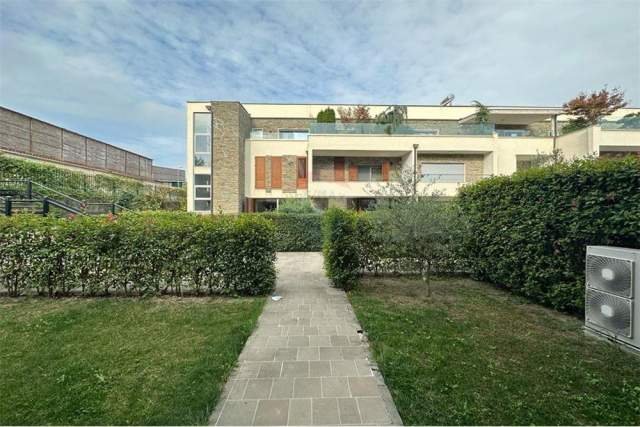 Tirane, jepet me qera apartament Dublex Kati 0, 287 m² 1.500 Euro (Liqeni Thate)